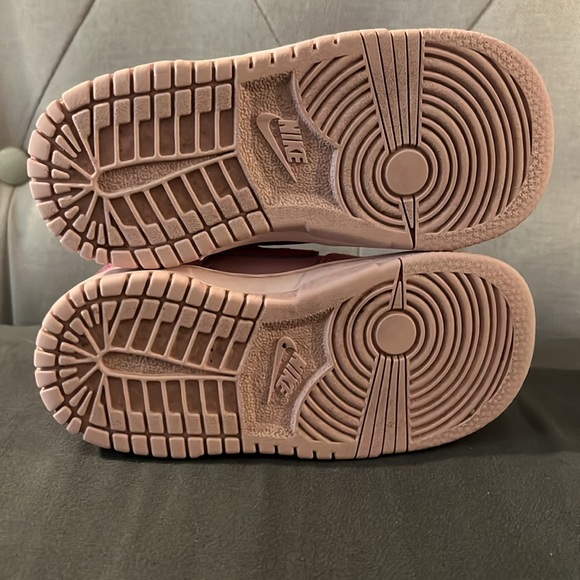 Nike Dunks - Triple Pink. - Picture 2 of 8